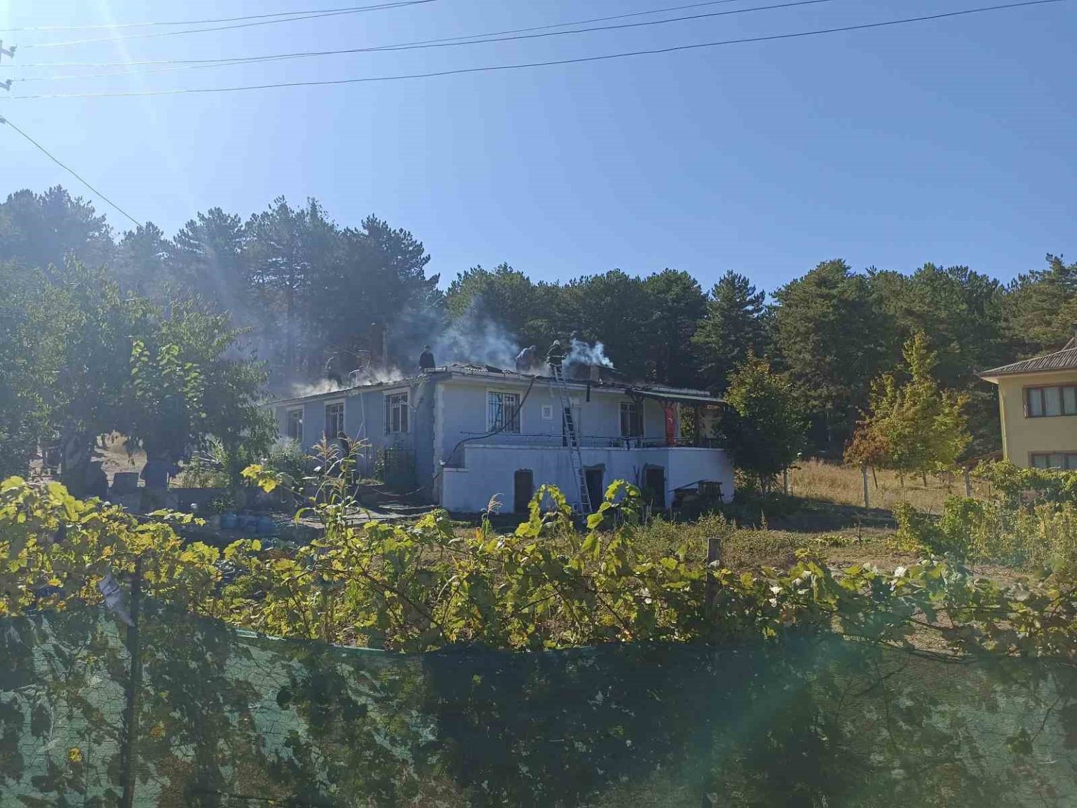catisi-alevlere-teslim-olan-evi-kule-donmekten-ekipler-kurtardi