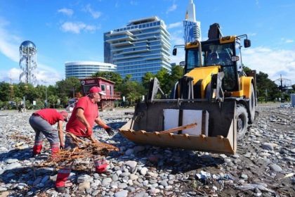 coruh-nehrinin-getirdigi-agac-kutukleri-batum-sahillerini-doldurdu-batumlular-sahile-akin-etti