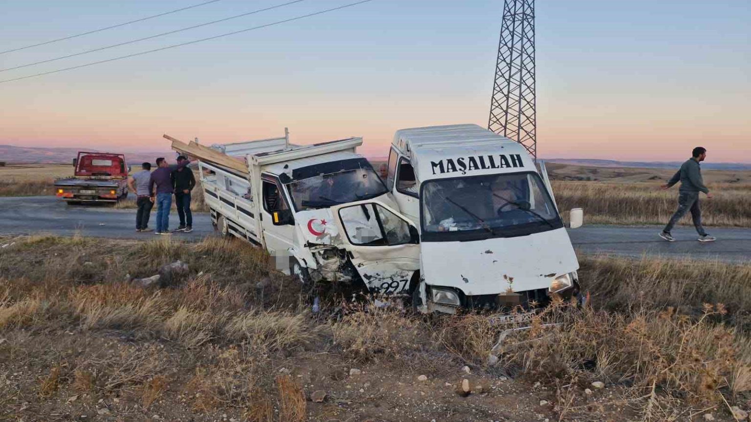 corumda-minibus-kamyonetle-carpisti-4-yarali
