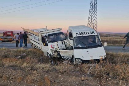 corumda-minibus-kamyonetle-carpisti-4-yarali