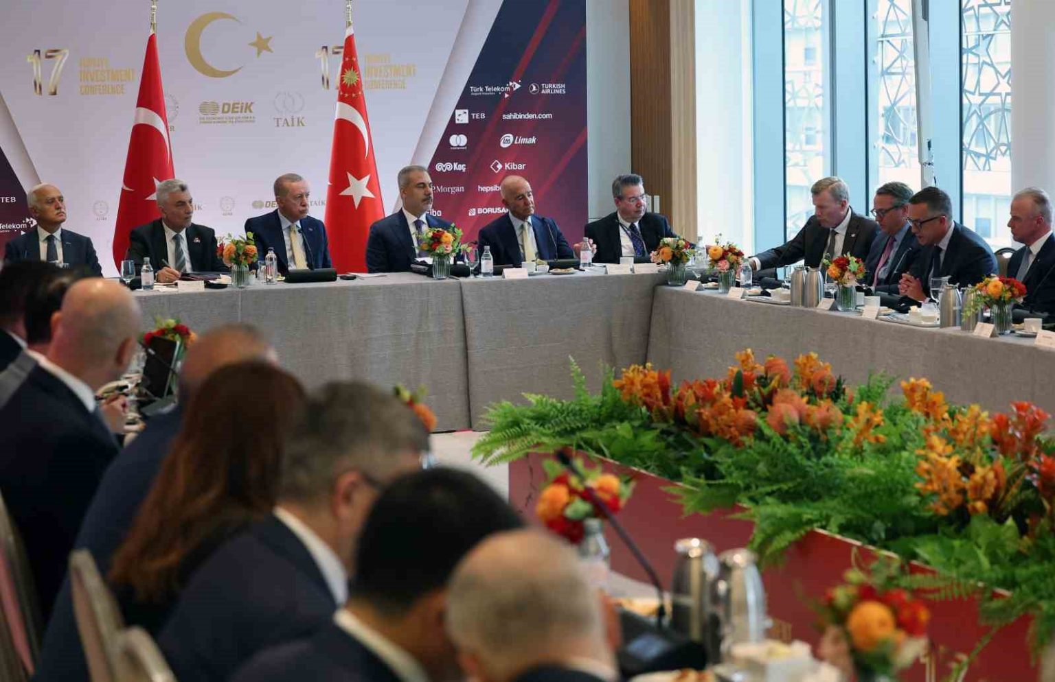 cumhurbaskani-erdogan-sektorel-yuvarlak-masa-formatinda-turk-yatirim-konferansina-katildi