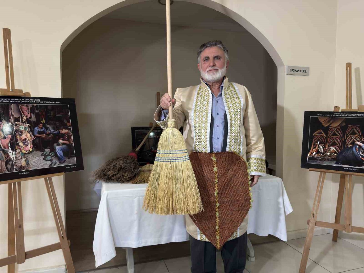 cumhurbaskanindan-plaket-almisti-bu-yil-ilin-ahisi-secildi