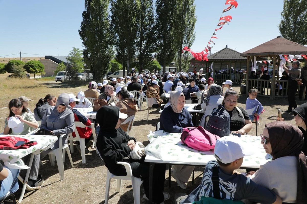 dumlupinarda-bursiyerler-geleneksel-piknik-soleninde-bulustu
