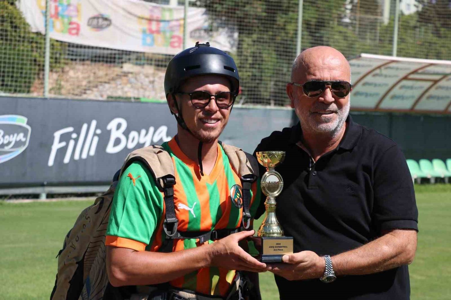 dunya-ucunculugu-kupasi-ile-alanyaspor-tesislerine-parasutle-indi-kupayi-baskan-cavusogluna-takdim-etti