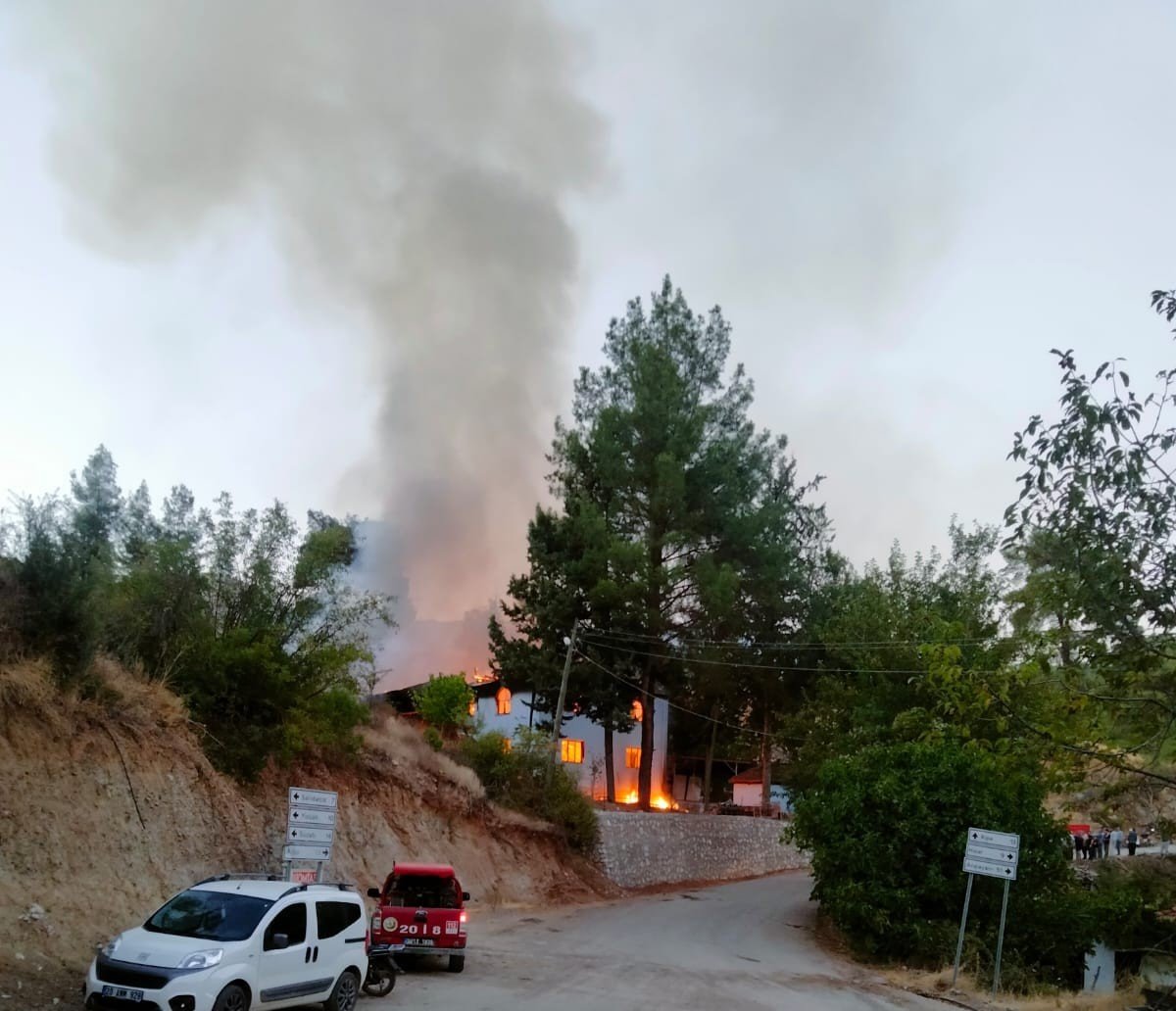 elektrik-kontagi-camiyi-kul-etti