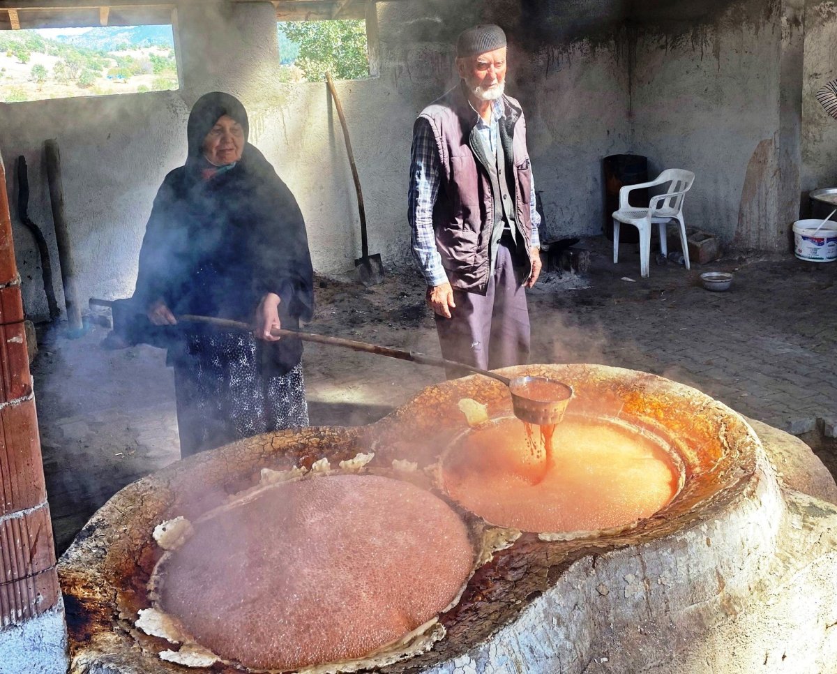 emet-yagcik-koyunde-yoresel-ve-organik-pekmez-uretim-evinde-inceleme