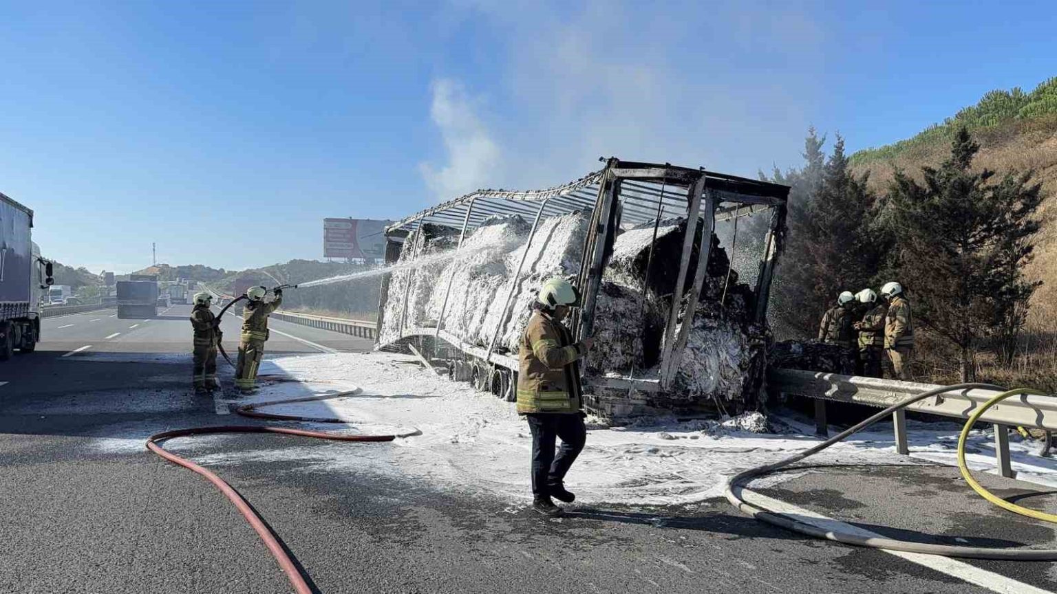 eyupsultanda-kumas-yuklu-tirin-dorsesi-alevlere-teslim-oldu