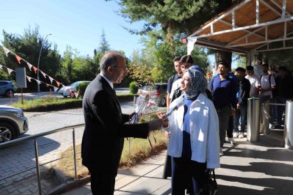 firat-universitesinde-ogrenciler-ciceklerle-karsilandi