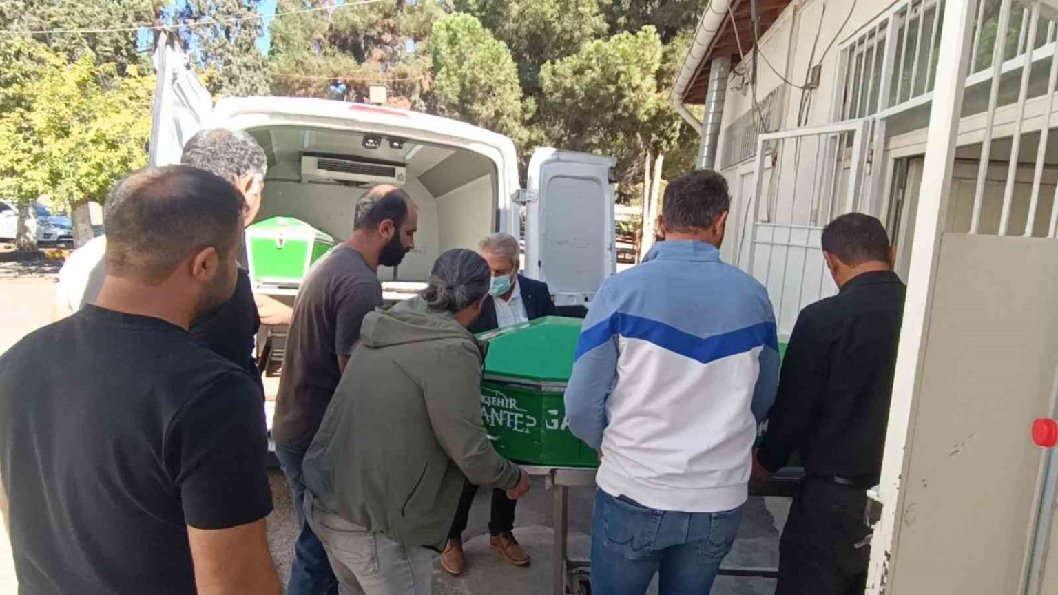 gaziantepte-park-halindeki-tira-carpan-otomobildeki-3-kardesten-2si-oldu