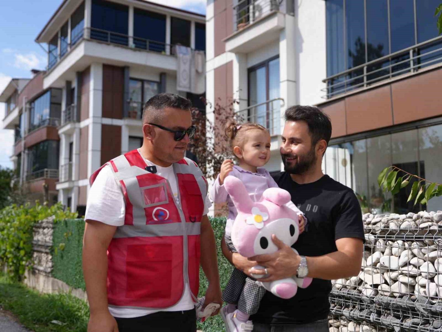 her-gun-cop-kamyonunu-bekleyen-melisaya-surpriz