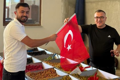 hisarcik-ak-genclikten-uye-kaydi-ve-esnafa-turk-bayragi-dagitimi