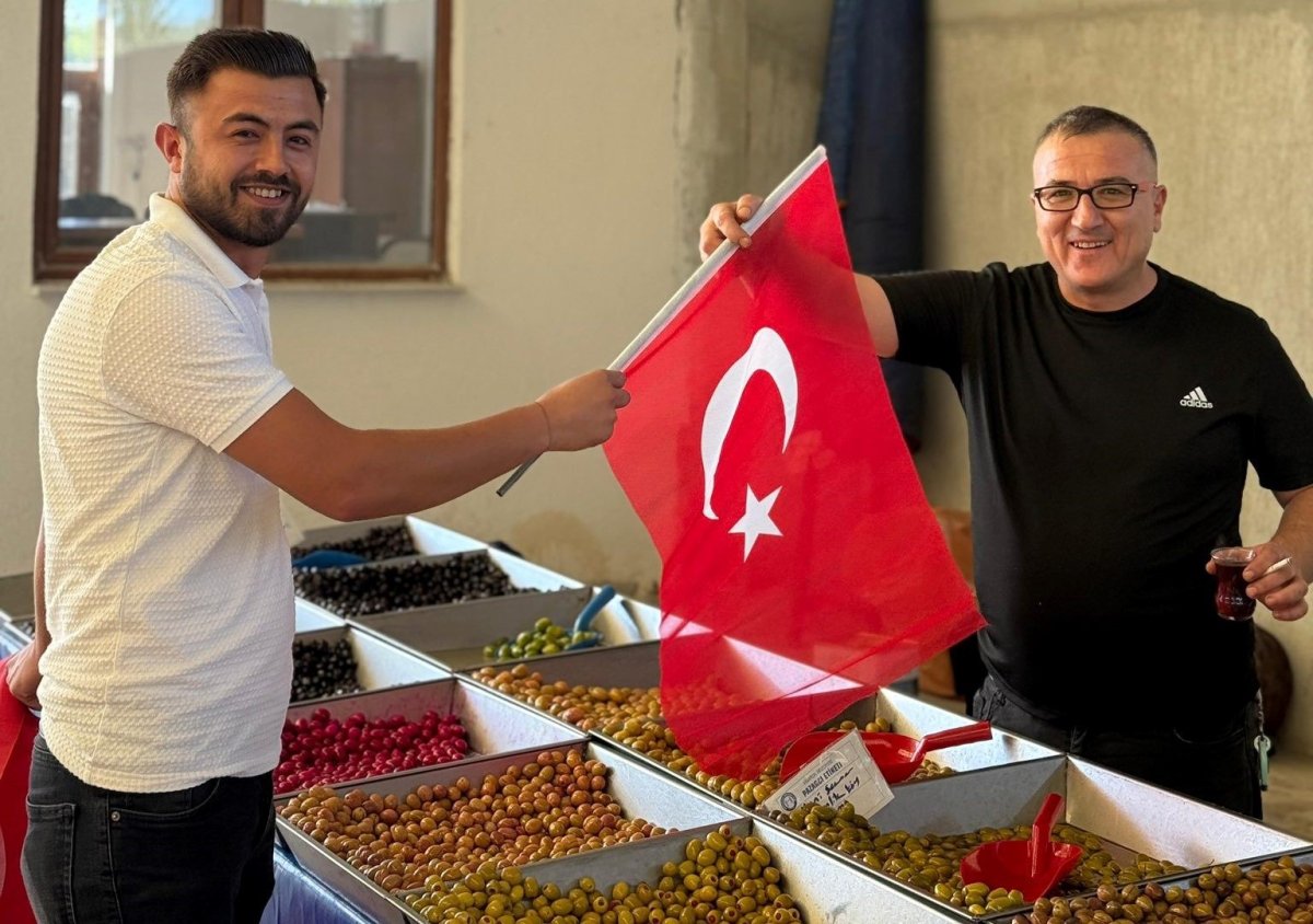 hisarcik-ak-genclikten-uye-kaydi-ve-esnafa-turk-bayragi-dagitimi