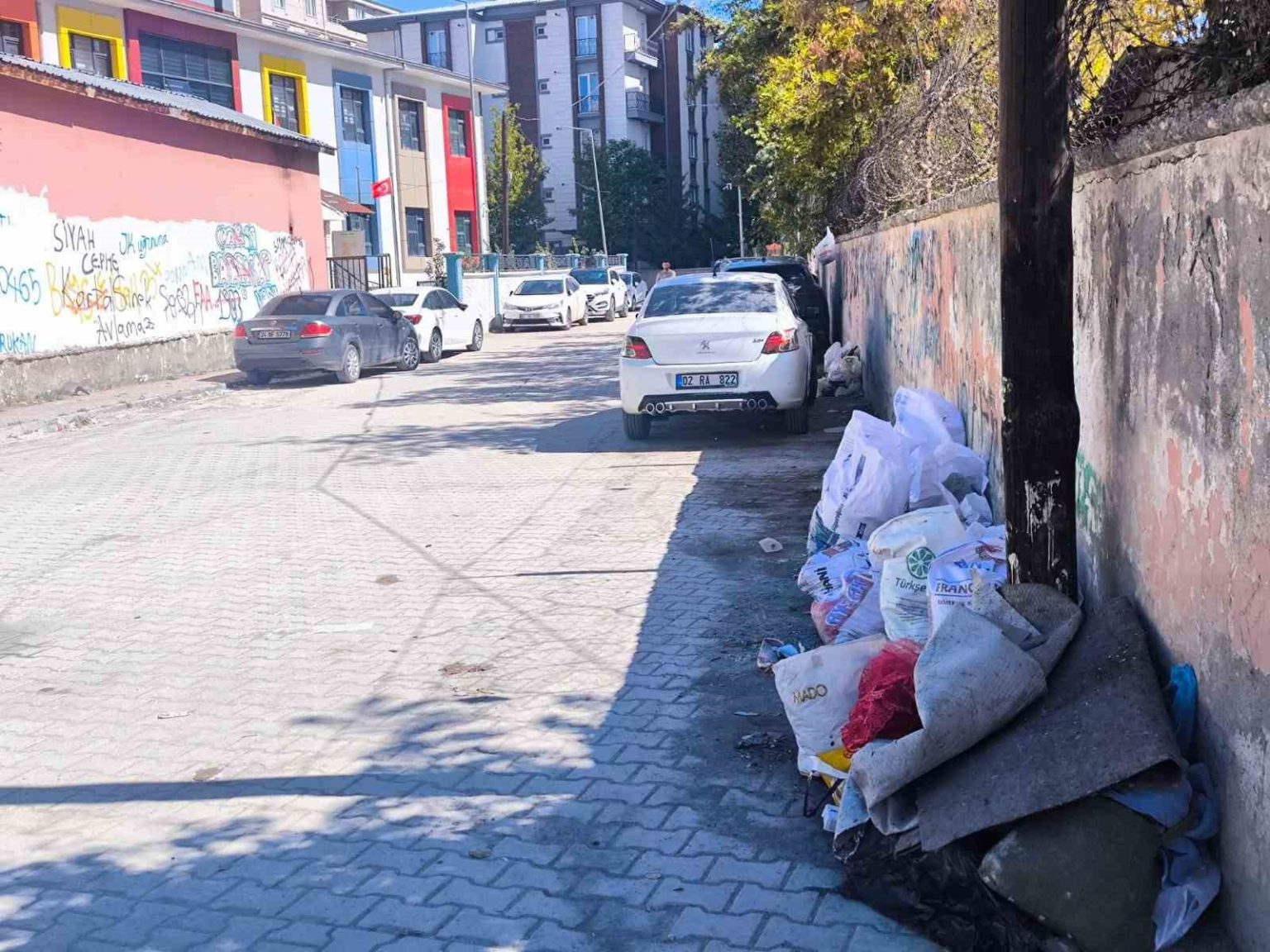 ipekyolunda-velilerden-belediyeye-cop-tepkisi