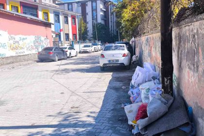 ipekyolunda-velilerden-belediyeye-cop-tepkisi