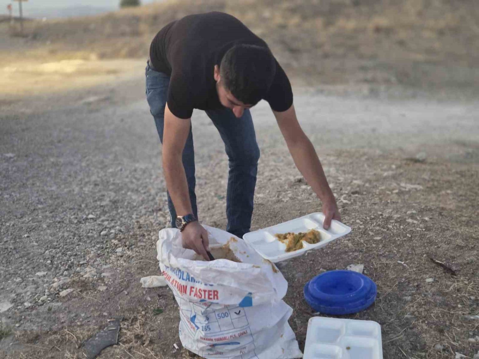 is-yerinden-artan-yemekleri-sokak-hayvanlari-icin-dogaya-birakiyor