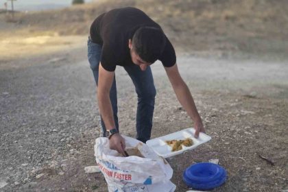 is-yerinden-artan-yemekleri-sokak-hayvanlari-icin-dogaya-birakiyor