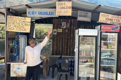 is-yerine-astigi-tabelayla-yuzleri-gulumseten-esnaf-gorenlerin-ilgisini-cekiyor