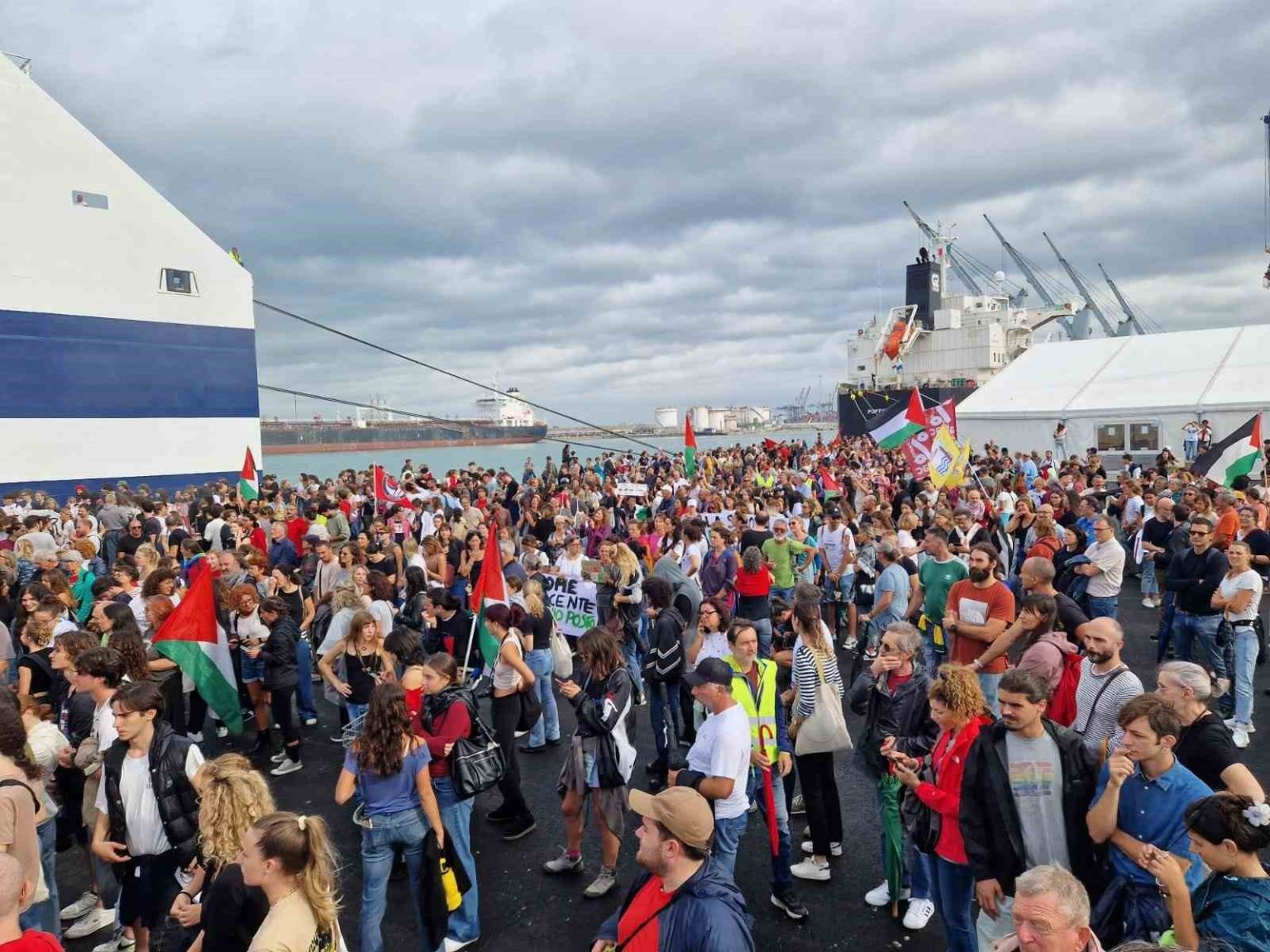 italyada-sendikalardan-gazze-grevi-limanlar-kapatildi-ulasim-aksadi