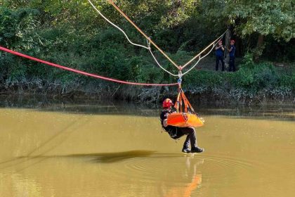 itfaiyeden-sakarya-nehri-uzerinde-nefes-kesen-tatbikat