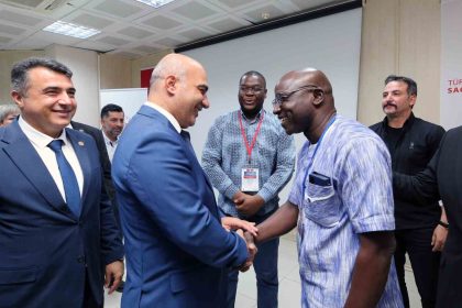 izmirde-burkina-fasolu-saglikcilar-sertifikalarini-aldi