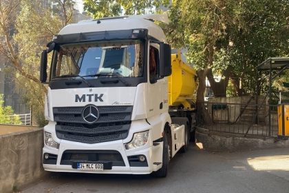 kadikoyde-hafriyat-kamyonu-ara-sokakta-sikisti