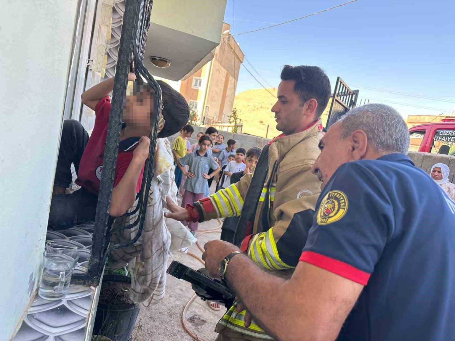 kafasi-pencerenin-demir-korkuluguna-sikisan-cocugu-itfaiye-ekipleri-kurtardi