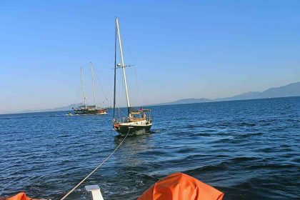 karaada-aciklarinda-suruklenen-tekne-kurtarildi