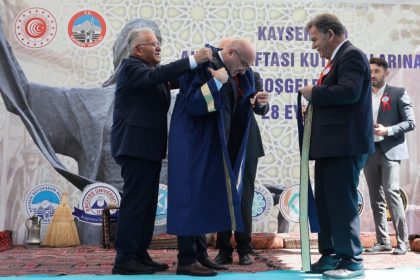 kayu-rektoru-karamustafaya-2025-yili-ahilik-ozel-odulu-verildi