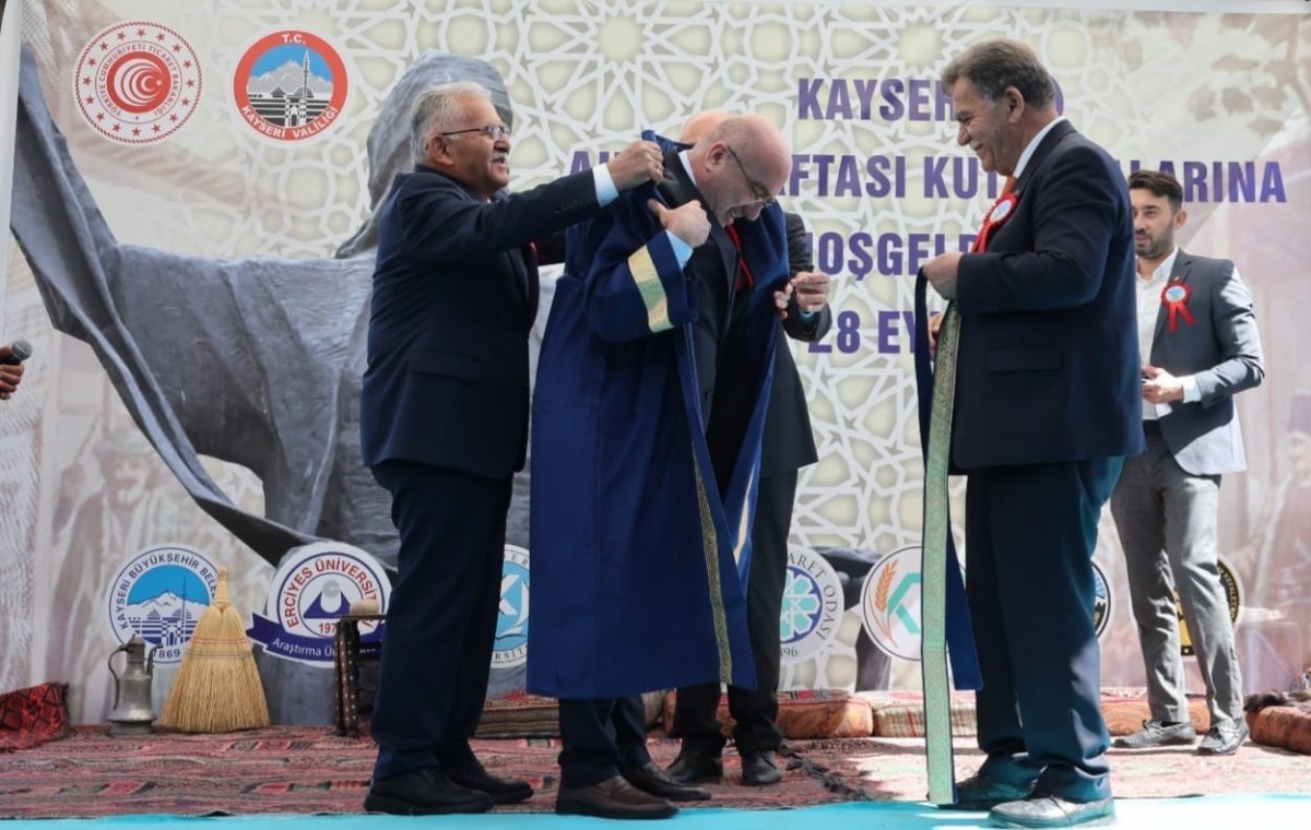 kayu-rektoru-karamustafaya-2025-yili-ahilik-ozel-odulu-verildi