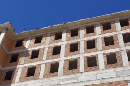 maaslarini-alamayan-isciler-binanin-tepesine-cikti