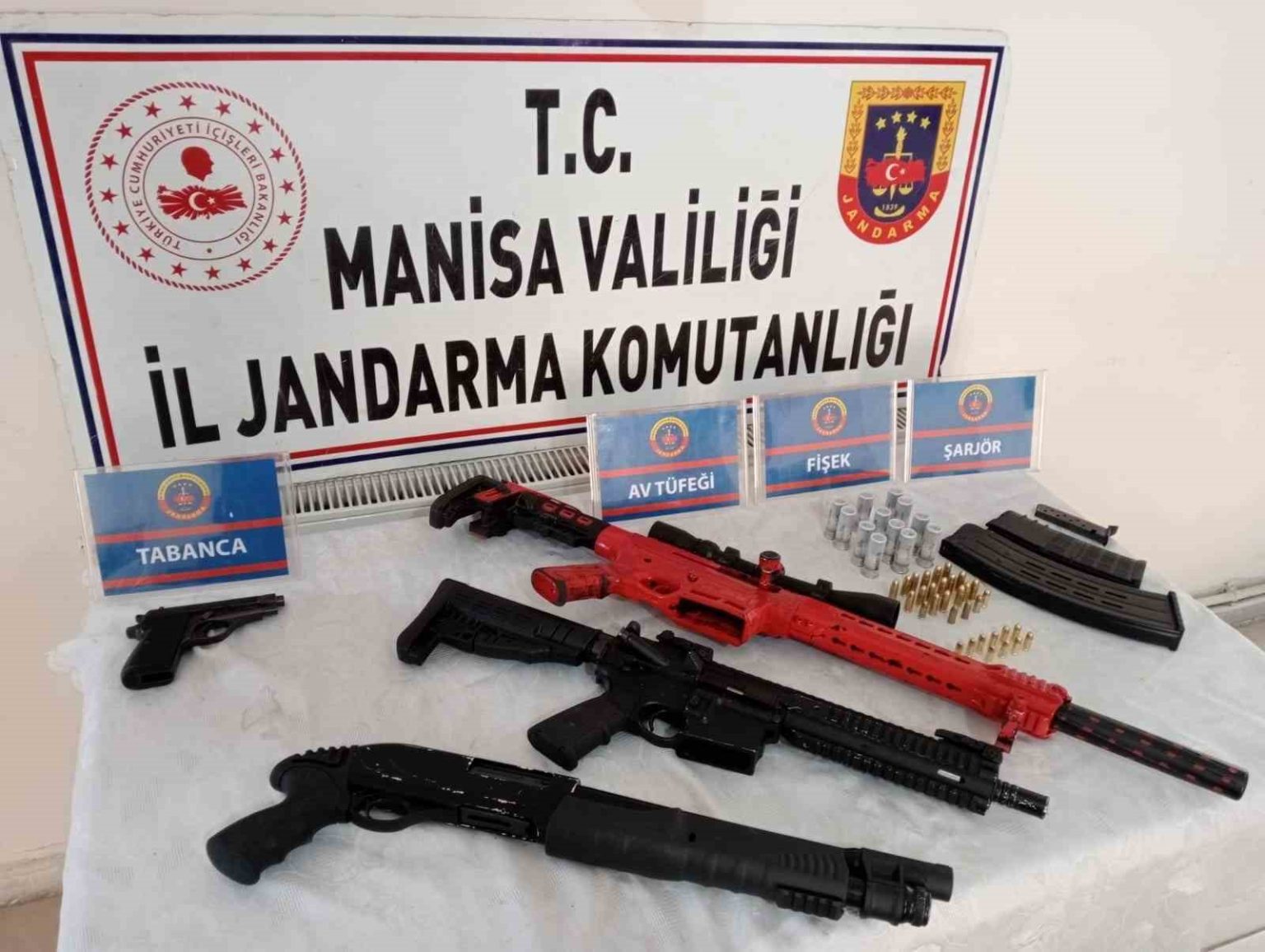 manisada-eglence-mekanlarindan-tabanca-ve-tufek-cikti
