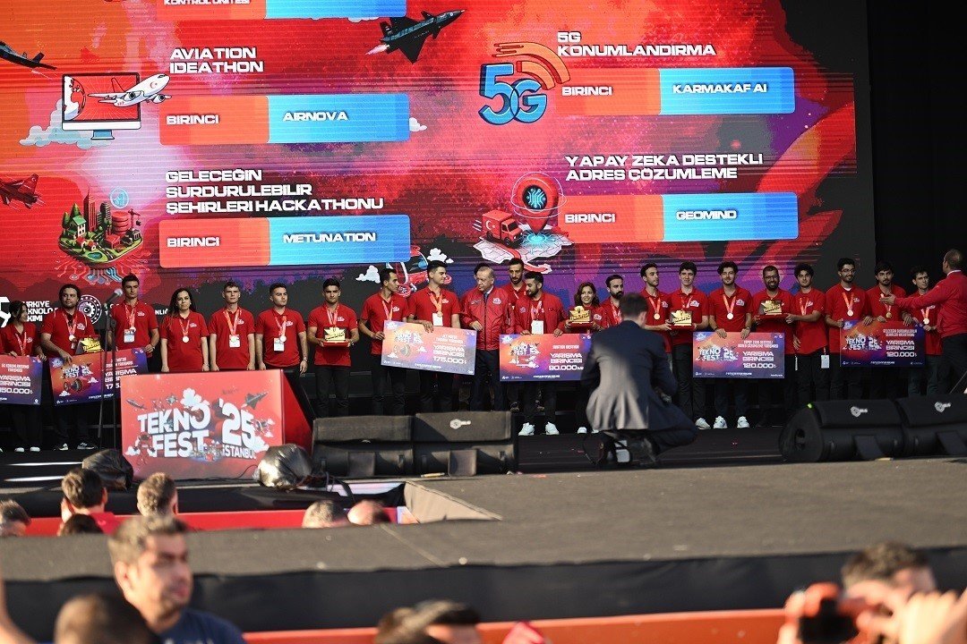 mcbulu-ogrenciler-odulunu-cumhurbaskani-erdogandan-aldi