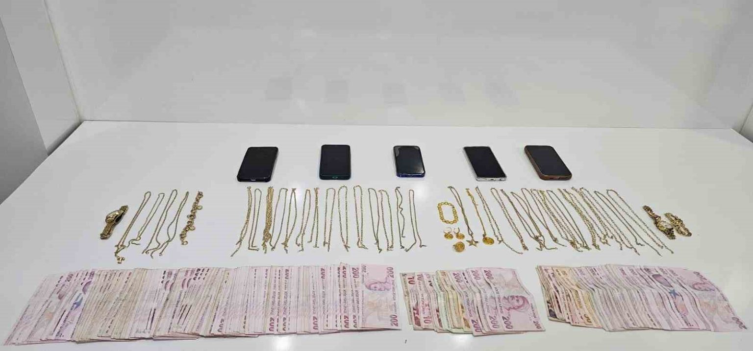 o-anlar-kamerda-kuyumculari-sahte-altinla-dolandirdilar-yakalandilar