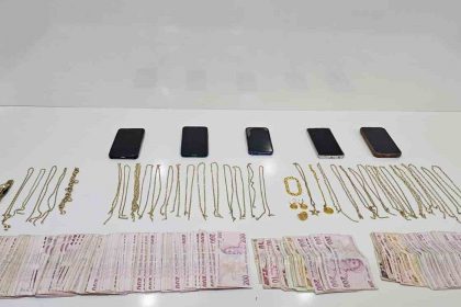 o-anlar-kamerda-kuyumculari-sahte-altinla-dolandirdilar-yakalandilar