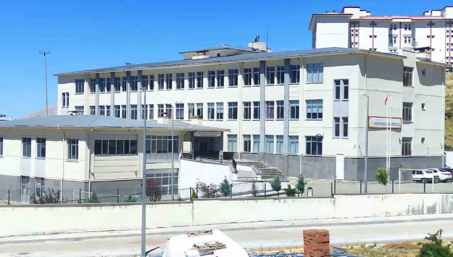okulda-hem-elektrik-hem-de-sular-yok
