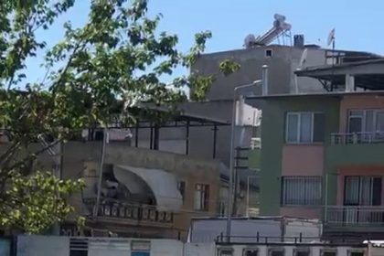 okulun-camlarini-kirdilar-bahcesinde-ates-yaktilar