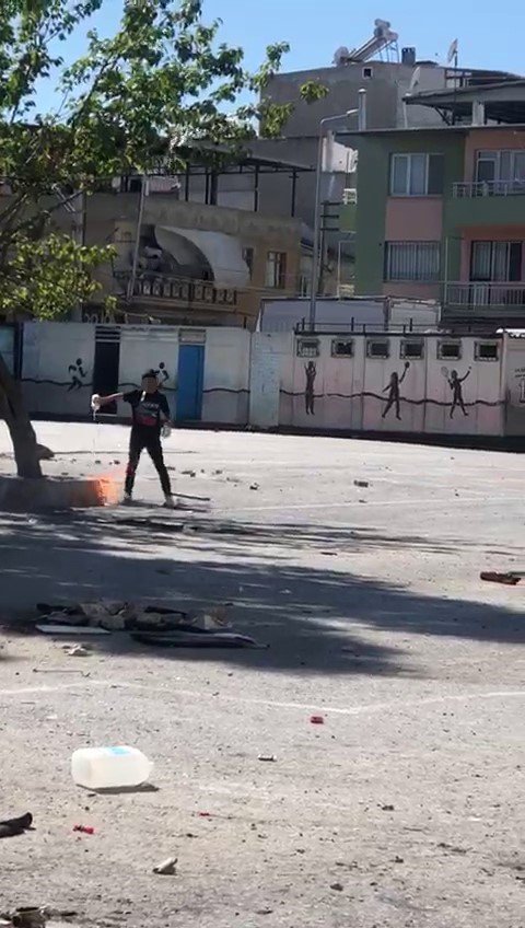 okulun-camlarini-kirdilar-bahcesinde-ates-yaktilar