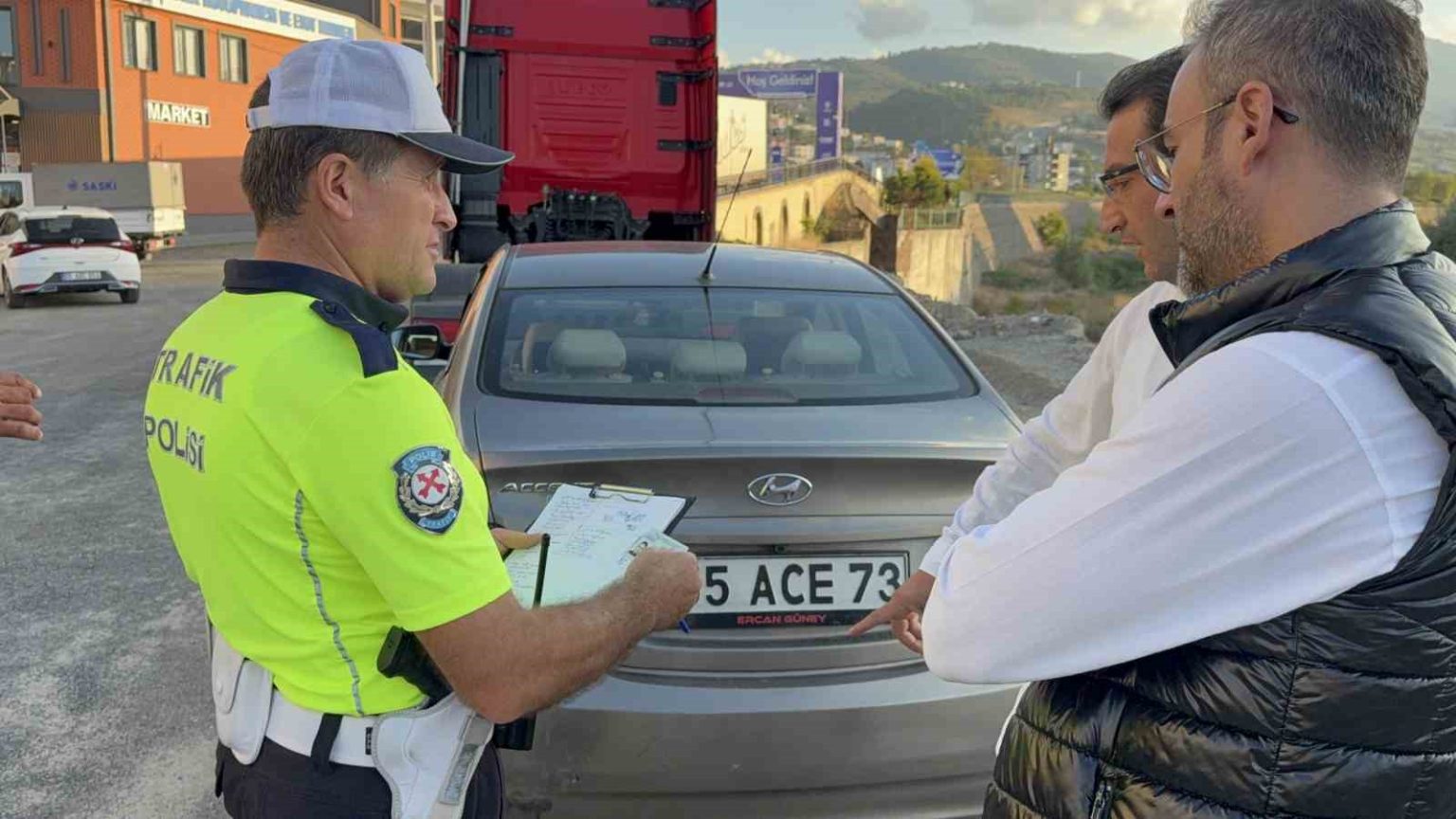 onune-cikan-kediye-carpmamak-icin-yavaslayan-otomobile-motosiklet-carpti-1-yarali