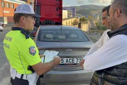 onune-cikan-kediye-carpmamak-icin-yavaslayan-otomobile-motosiklet-carpti-1-yarali