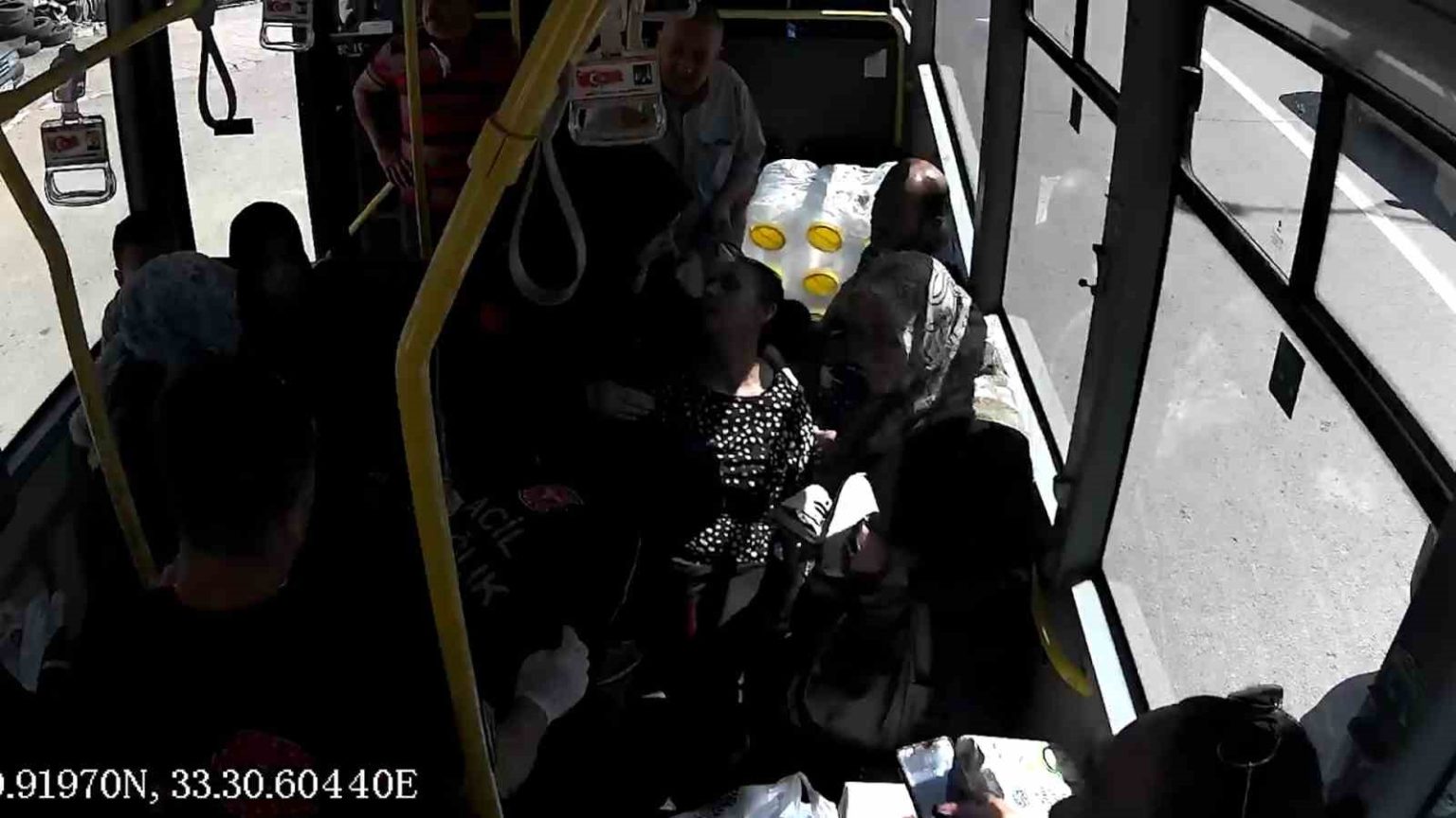 otobus-soforu-fenalasan-kadin-icin-zamanla-yaristi-o-anlar-kamerada