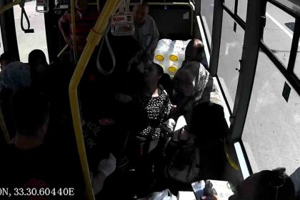 otobus-soforu-fenalasan-kadin-icin-zamanla-yaristi-o-anlar-kamerada