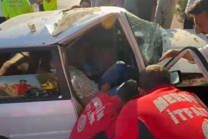 otomobilde-sikisan-yaraliyi-itfaiye-erleri-kapiyi-keserek-kurtardi