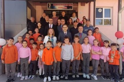 pazaryerinde-protokol-uyeleri-ogrencilerle-bir-araya-geldi