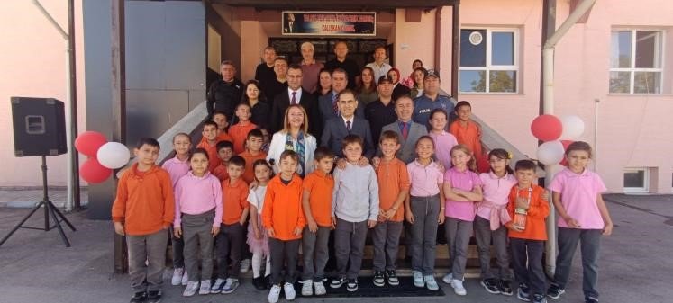 pazaryerinde-protokol-uyeleri-ogrencilerle-bir-araya-geldi