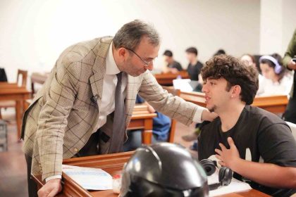 pendikte-egitim-mujdesini-baskan-ahmet-cin-duyurdu-universiteyi-kazanan-genclere-15-bin-tl-destek