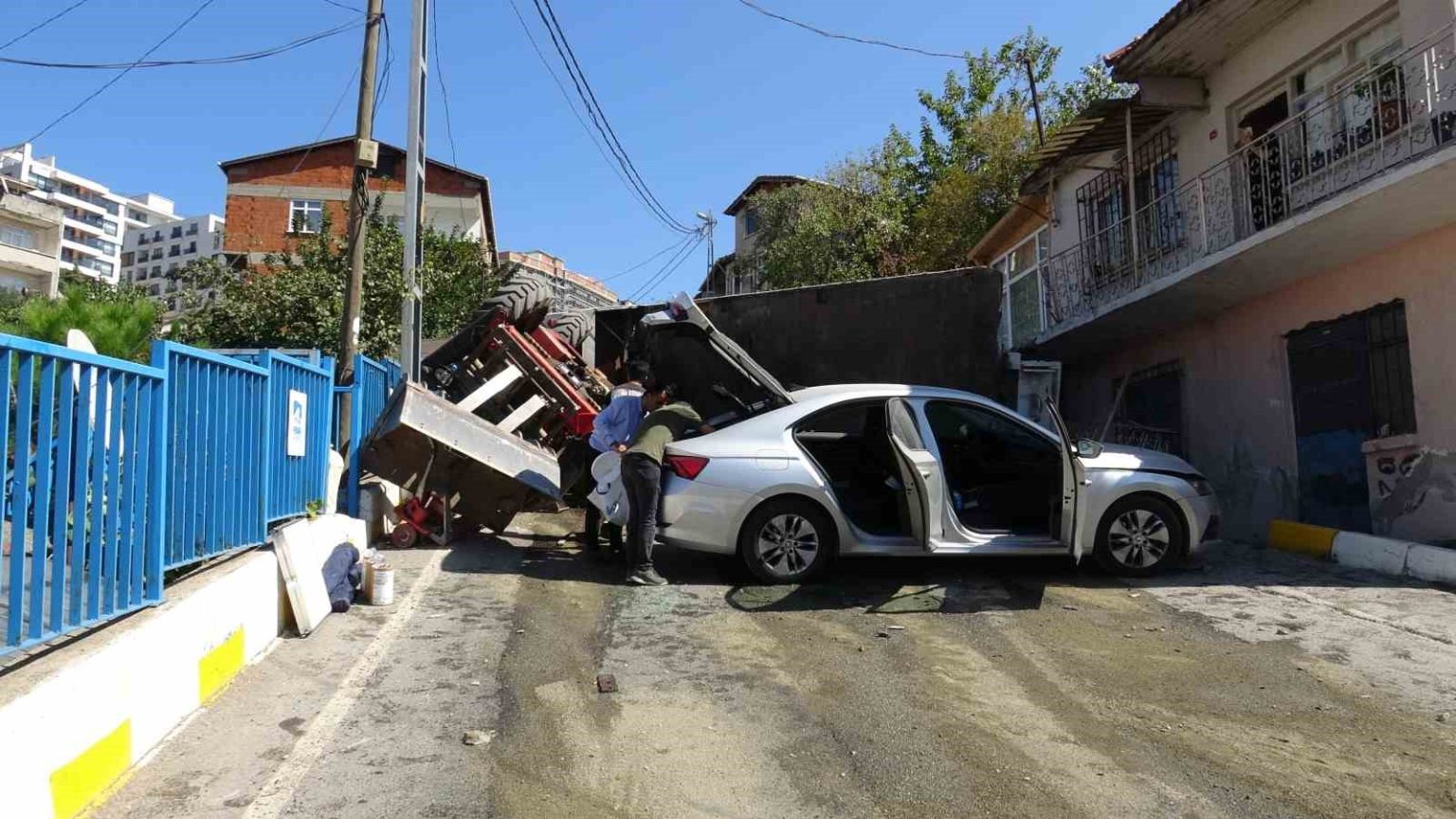 pendikte-freni-tutmayan-cekici-ortaligi-savas-alanina-cevirdi-2-araca-ve-apartmana-carpti