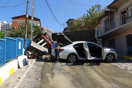 pendikte-freni-tutmayan-cekici-ortaligi-savas-alanina-cevirdi-2-araca-ve-apartmana-carpti