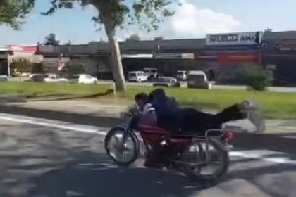 plakasiz-motosiklet-surucusu-ellerini-birakip-motorun-uzerine-yatarak-ilerledi