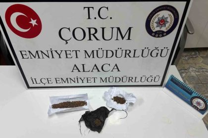 polis-ekiplerini-goruncu-uyusturucuyu-aracin-camindan-disari-attilar