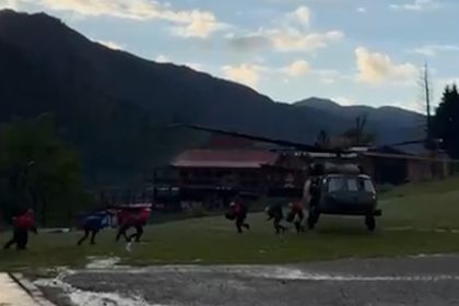 rizede-ayder-yaylasinin-yolu-kapali-olunca-yayladaki-yerli-ve-yabanci-turistler-helikopterlerle-tahliye-ediliyor